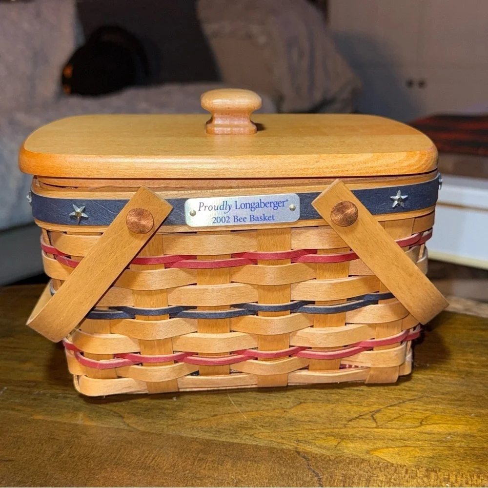 Longaberger 2002 Bee Basket W/ USA Flag Liner 2 Tie Ons Proudly Longaberger Lid
